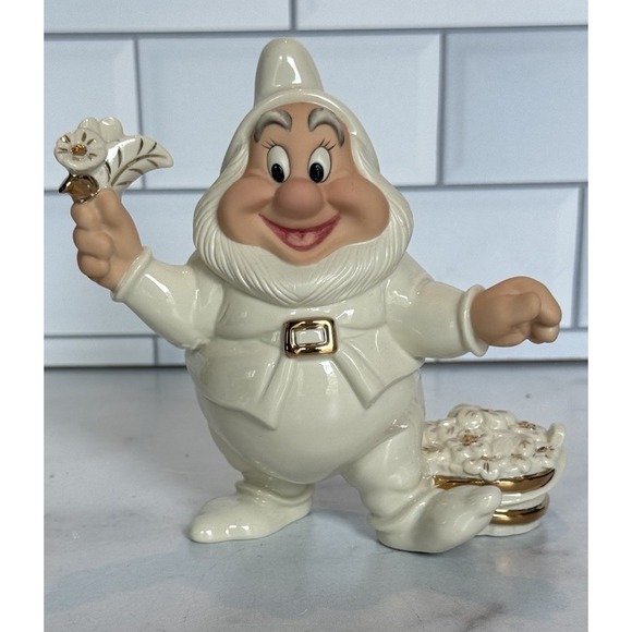 Disney Showcase Lenox Happy Snow White Figurine #9213 Handcrafted